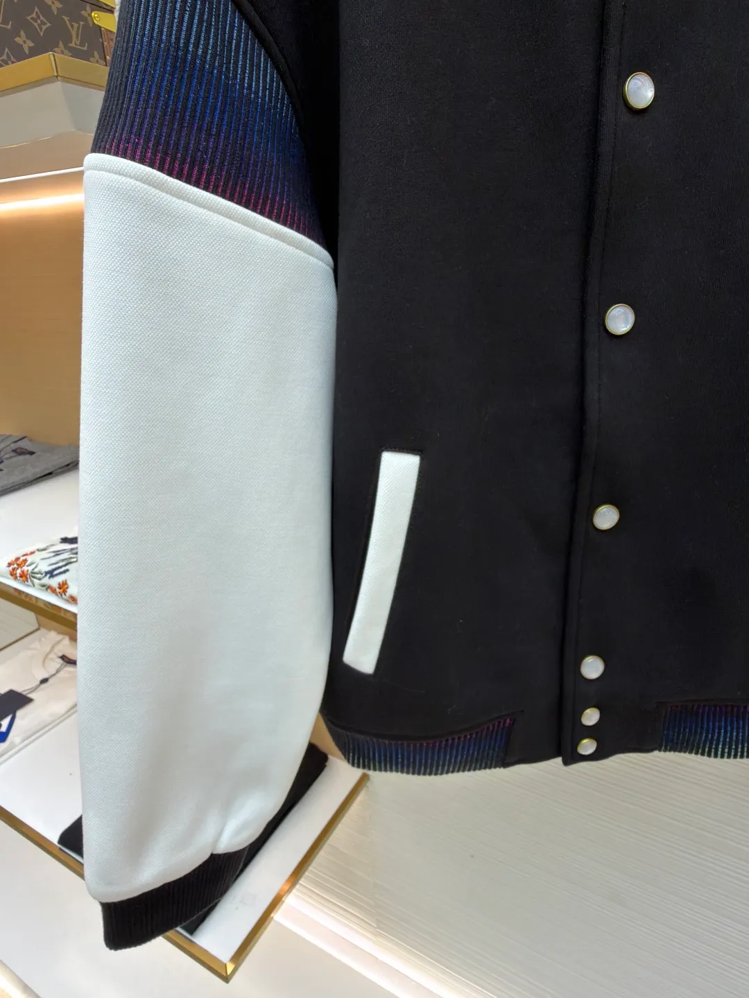 LOUIS VUITTON cotton knitted belted jacket baseball uniform ●Original version: 22000 purchased and developed ●Item number: 1681190-B90 ●Fabric: combed cotton double-strand pique fabric ●Technology: embroidery production ●Color: black and white ●Version: fitted version ●Weight: about 1190 ●Size: 46-48-50-52 ●Description: Made of wool blended fabric and leather splicing, the wool fabric is crisp and stylish, the leather part has a delicate texture, the splicing stitches are even, the transition is natural, and it highlights the exquisite clothing craftsmanship. - Embroidery technology: The embroidery stitches of the brand logo on the chest are fine, the pattern is clear, and it is highly integrated with the fabric, enhancing brand recognition. The pearl white resin buttons have a high-end texture, are harmonious with the overall style, and have strong durability; the ribbed collar, cuffs, and hem are made of high-elastic knitting technology, which has good elasticity, is comfortable to wear, and can effectively prevent wind. Classic baseball cut with a clean and stylish silhouette. Double thread reinforcement is used during sewing, the body is smooth and compliant, and the lines are straight, reflecting the brand's rigorous clothing making standards. The overall wiring is straight and delicate, the fabric is comfortable and soft, and the color is consistent without color difference. It can be matched with the same style to create a fashionable look and control various occasions. Customized accessories, complete with three standards, same style for men and women!